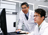 《医药经济报》颁发了对陈春麟博士的报路——《以中国快率驰骋》