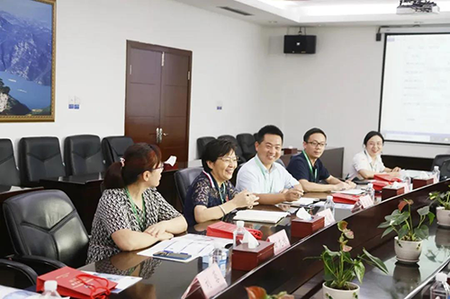 宜昌人福药业副总裁、总工程师李莉娥，产品开发中心主任吕金良，副主任吴有斌、曲龙妹等