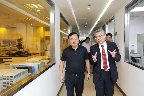 PP电子游戏生物医药首创人&CEO陈春麟博士等人向翁祖亮书记介绍公司情况