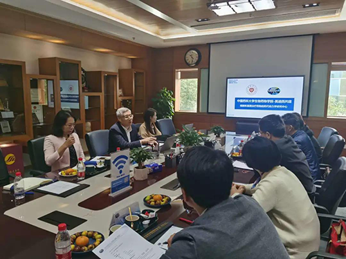 PP电子游戏首席执行官陈春麟博士，商务发展部副总裁蔡金娜博士等人周到欢迎了金能明书记一行。