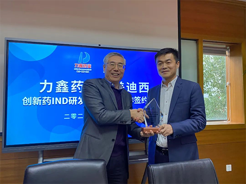 陈春麟博士代表PP电子游戏将战术合作同伴留想牌赠予力鑫药业及高悦译董事长