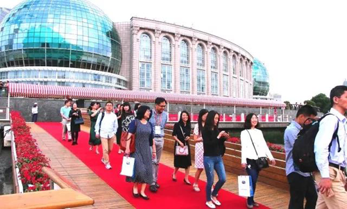 晚宴伊始，前来参与晚宴的嘉宾们纷纷踏上红毯，前往船埠