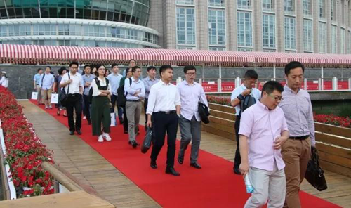 晚宴伊始，前来参与晚宴的嘉宾们纷纷踏上红毯，前往船埠